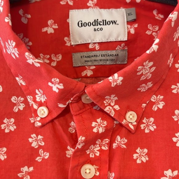 XL Short Sleeved Hawaiian Button Down Shirt - Picture 2 of 3